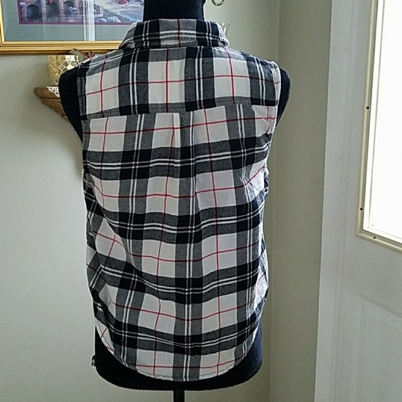 Medium flannel look sleeveless top - Picture 2 of 5